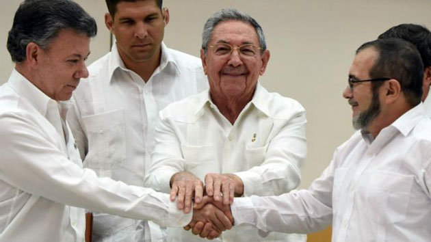 De izq. a drcha.: el presidente de Colombia, Juan Manuel Santos, Raú Castro y el máximo comandante de las FARC, Rodrigo Londoño, alias "Timochenko".